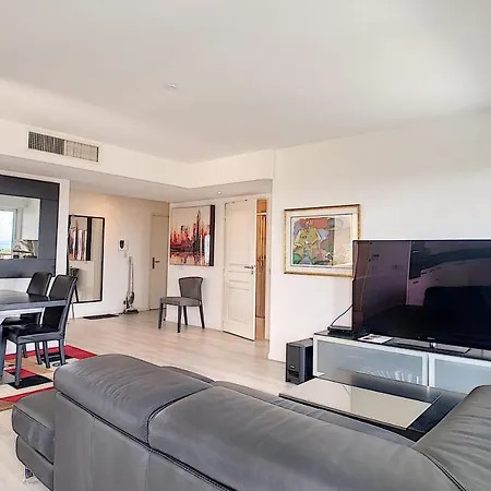 Three-Bedroom Apartment Luxury Residence With Pool In Antibes *