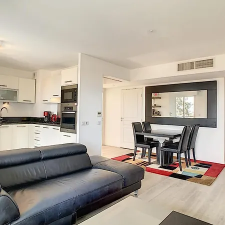 Three-Bedroom Apartment Luxury Residence With Pool In Antibes * אנטיב