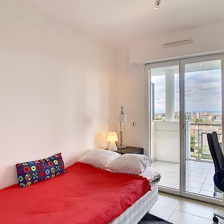 Three-Bedroom Apartment Luxury Residence With Pool In Antibes אנטיב