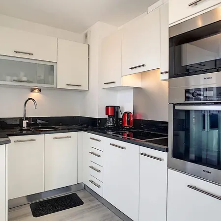 Three-Bedroom Apartment Luxury Residence With Pool In Antibes דירה אנטיב