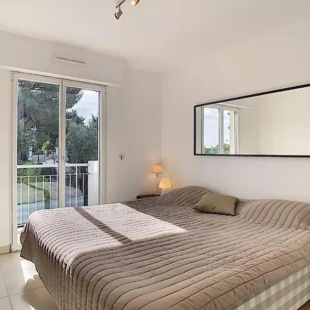 Three-Bedroom Apartment Luxury Residence With Pool In Antibes