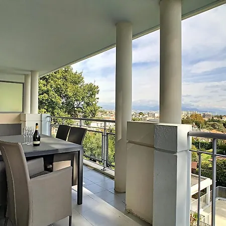 Three-Bedroom Apartment Luxury Residence With Pool In Antibes דירה