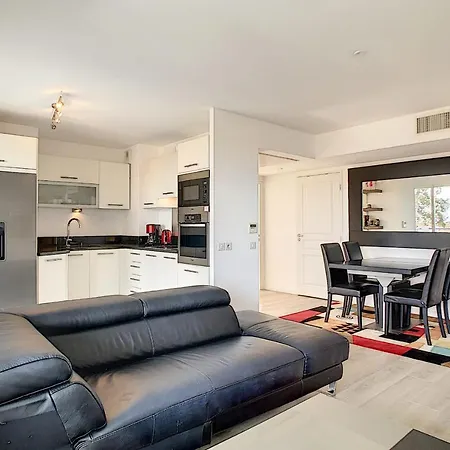 Three-Bedroom Apartment Luxury Residence With Pool In Antibes דירה אנטיב