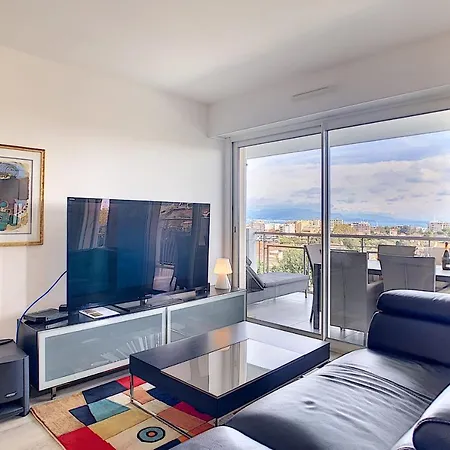 Three-Bedroom Apartment Luxury Residence With Pool In Antibes شقة